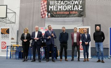 Organizatorzy podczas przemawiający podczas otwarcia memoriału